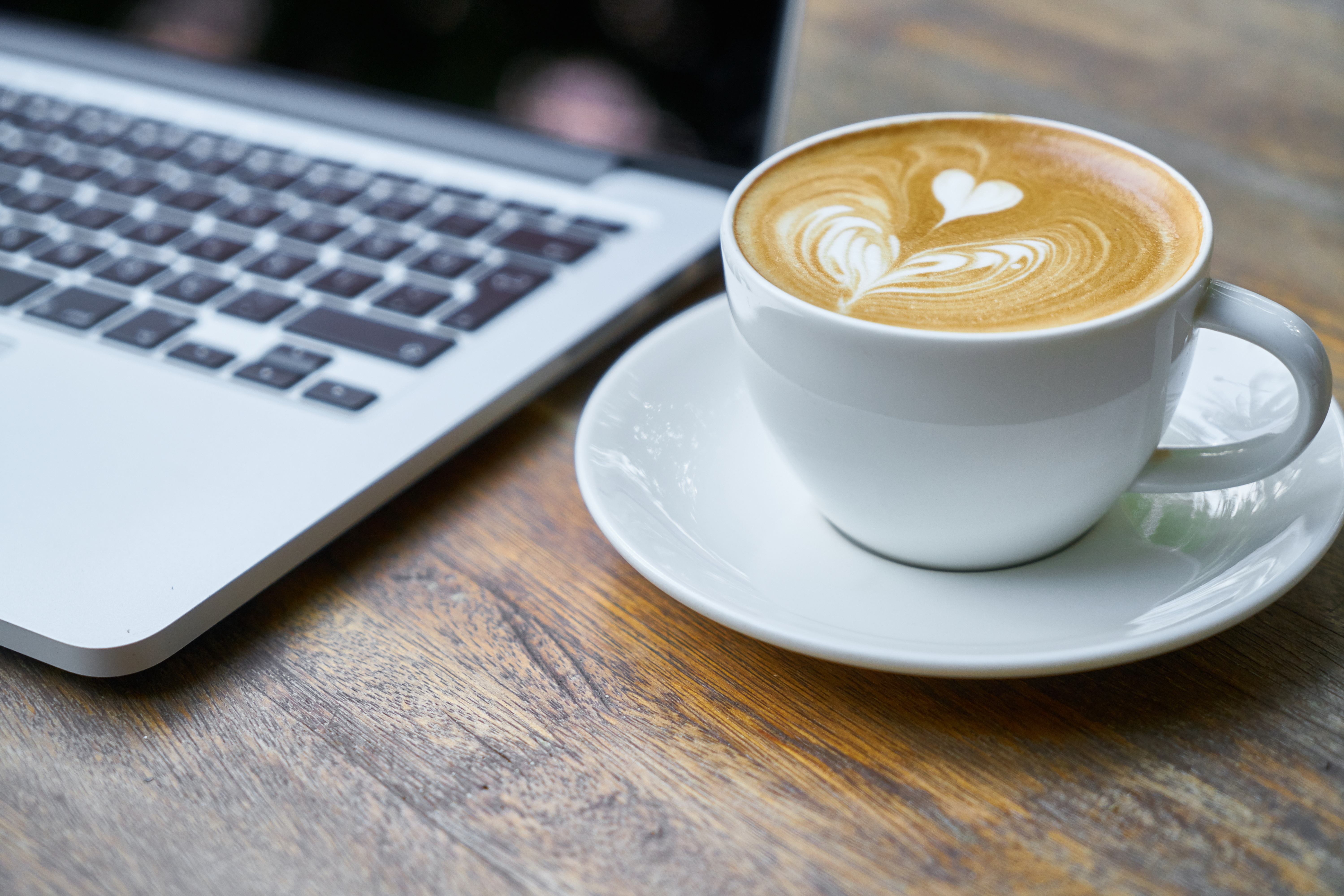Kopje koffie met laptop