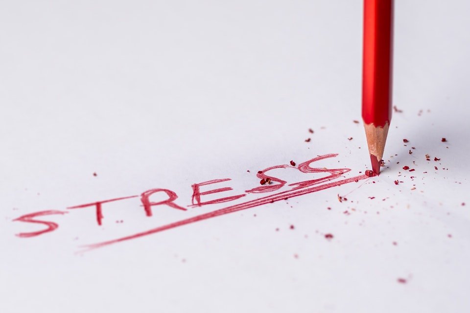 Stress met rood potlood geschreven
