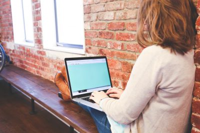 Vrouw achter de computer
