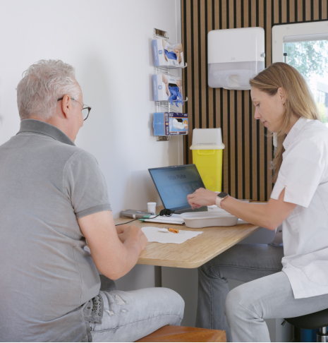 Health Check medewerker in SimpleCheck bus